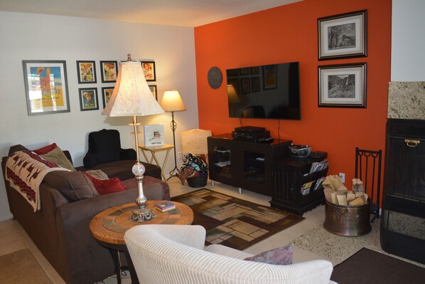 Fernseher, Kamin, DVD-Player, Bücher