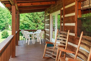 Outdoor dining - SPARROWS NEST! COME ENJOY THE SERENITY & MOUNTAIN BEAUTY! (Cosby)