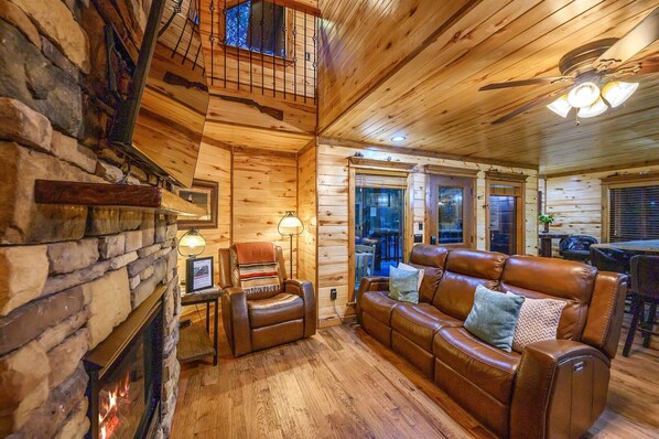 TV, fireplace, video games - Air Hockey, Hot Tub, Fireplace, & Playground (Broken Bow)
