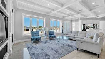 Een smart-tv, videogames, een tafeltennistafel en een muziekbibliotheek