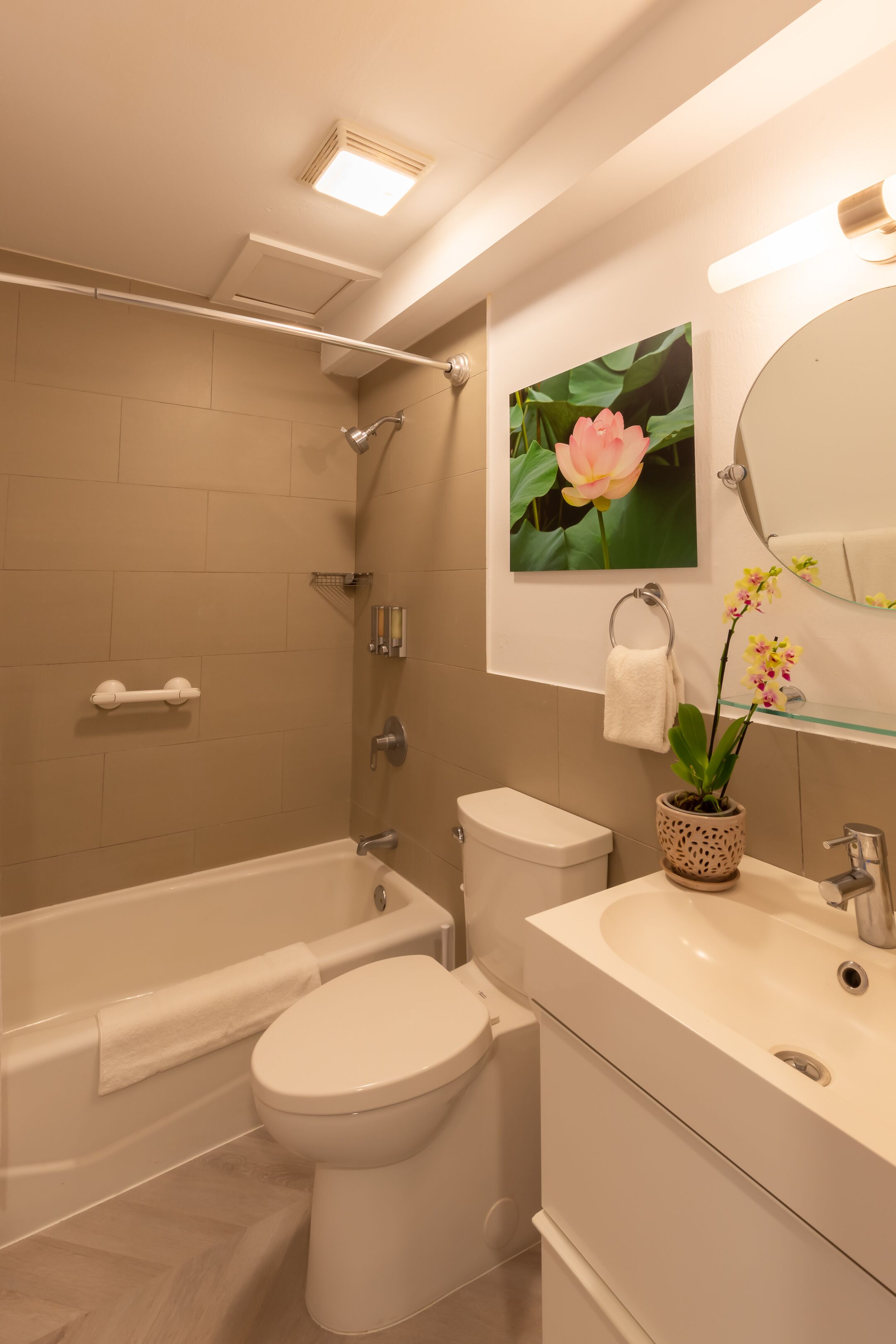 Une salle de bain moderne équipée d’une baignoire, de toilettes et d’un lavabo.