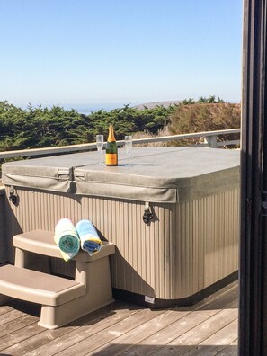 Outdoor spa tub - Mandolin Wind - Private retreat with filtered ocean view and hot tub (Bodega Bay)