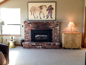 Interior - Mandolin Wind - Private retreat with filtered ocean view and hot tub (Bodega Bay)