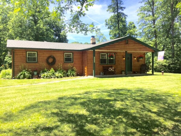 Cozy Creekside Cabin