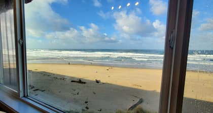 Sea Gypsy Condo Front Row Seat to Sunsets, Beach, Summer Fun
Swimming pool, BBQ