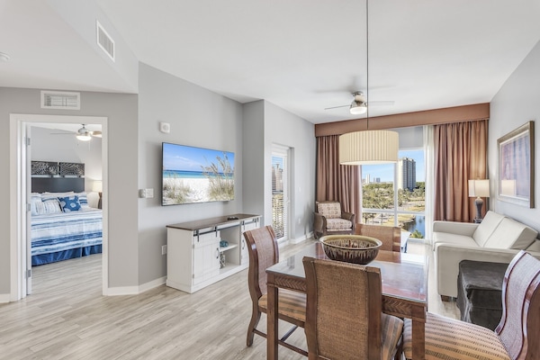 Outstanding pool and lake (a little bit of ocean) views