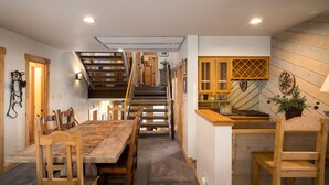 Una cocina moderna con armarios de madera y una estufa empotrada.