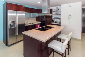 Fridge, microwave, oven, stovetop