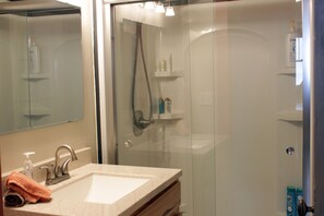 Shower, hair dryer, towels, shampoo - True Downtown Bozeman...Fun In Any Season! (Bozeman)