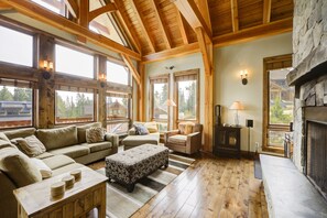 Flat-screen TV, fireplace, video-game console, Netflix