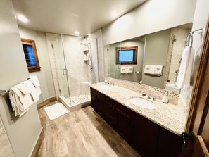 Combined shower/bathtub, rainfall showerhead, hair dryer, heated floors
