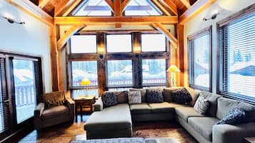 Televisión de pantalla plana, chimenea y consola de videojuegos