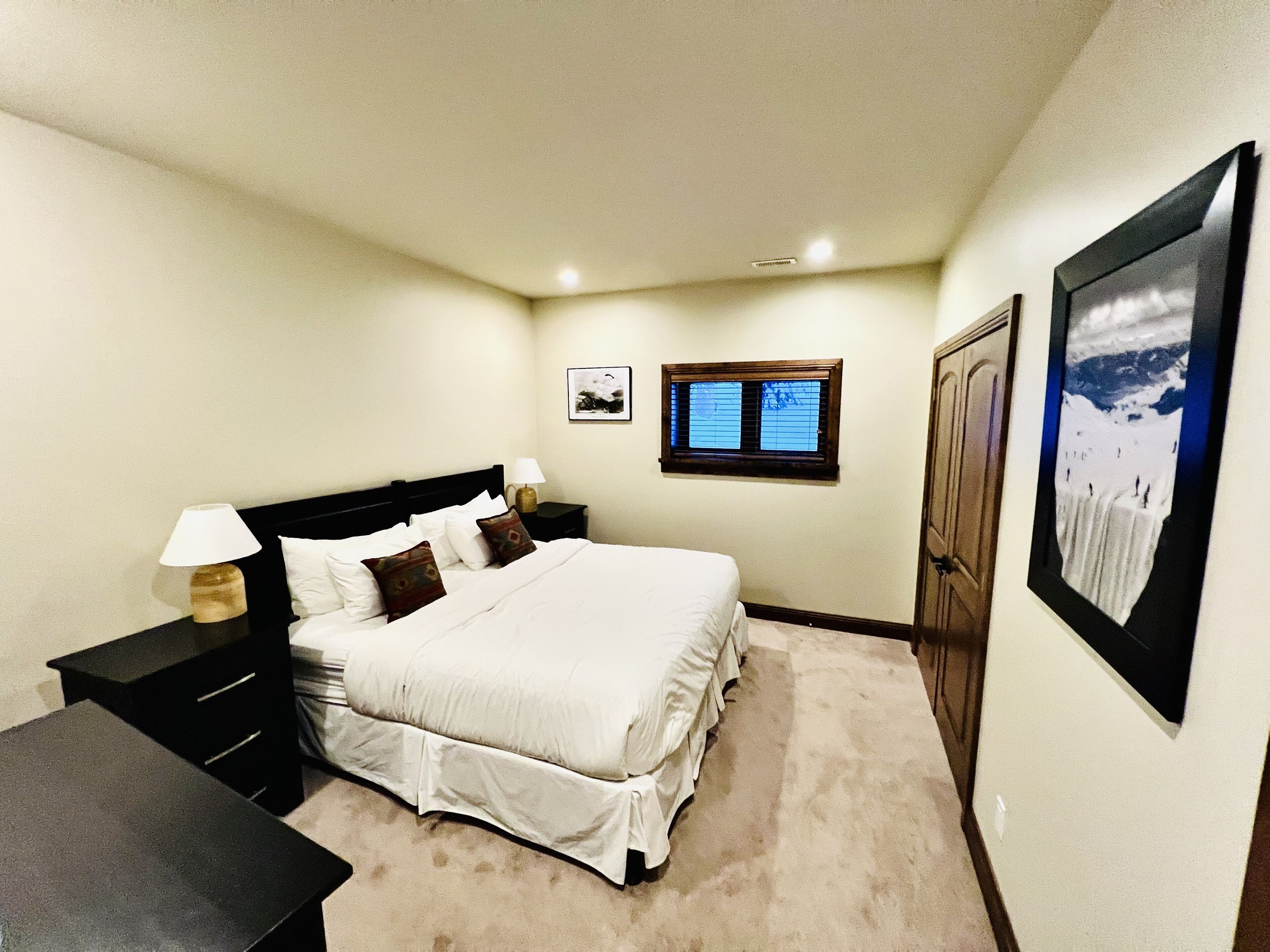 4 slaapkamers, een strijkplank/strijkijzer, reisbedje, gratis wifi