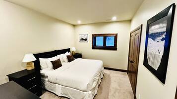 4 slaapkamers, een strijkplank/strijkijzer, reisbedje, gratis wifi