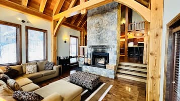 Televisión de pantalla plana, chimenea y consola de videojuegos