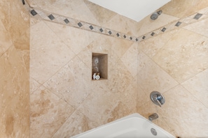 Secadora de cabello, toallas, jabón, papel de baño