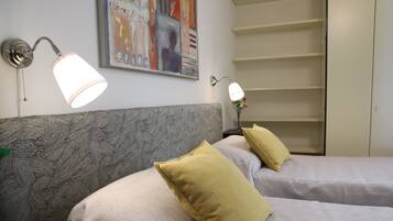 2 chambres, bureau, fer et planche Ă repasser, lit parapluie