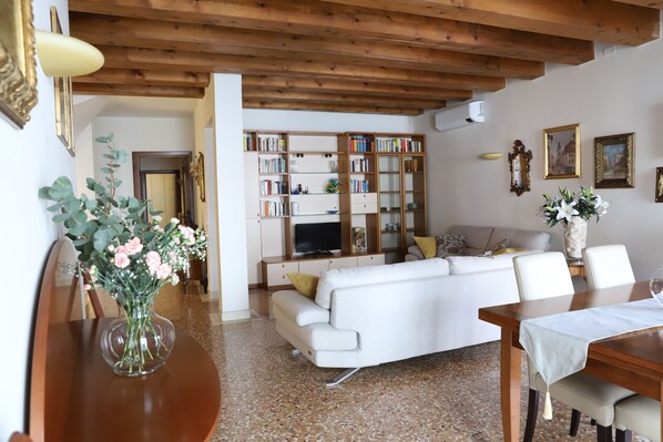 TV - Elegant apartment overlooking Piazza delle Erbe & Palazzo della Ragione (Padova)
