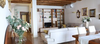 Elegant apartment overlooking Piazza delle Erbe & Palazzo della Ragione