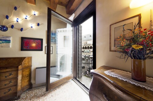 Elegant apartment overlooking Piazza delle Erbe & Palazzo della Ragione