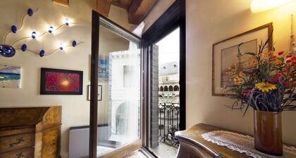 Elegant apartment overlooking Piazza delle Erbe & Palazzo della Ragione