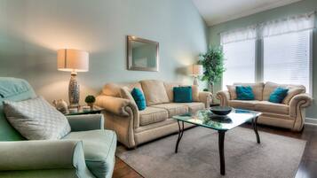 Fernseher, DVD-Player, BĂŒcher, Musikbibliothek