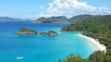 En la playa, camastros y toallas de playa