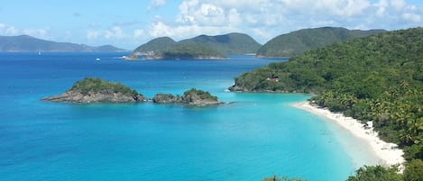 Na praia, espreguiçadeiras, toalhas de praia 