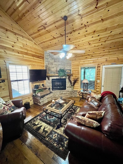 Luxury Log Cabin - Fireplace - Bath - WIFI - Cable - Porch - Pool - Resort