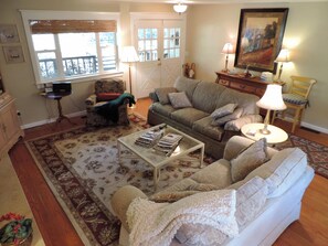 TV, fireplace, DVD player, books