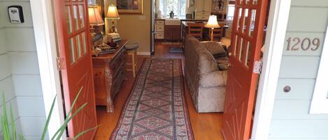 Televisor, llar de foc, reproductor de DVD i llibres