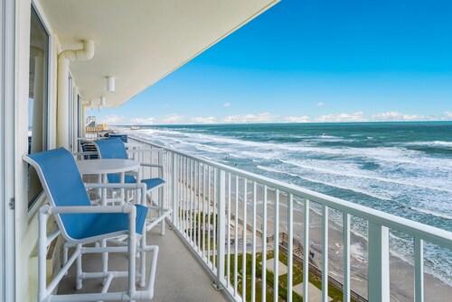 Spectacular views, direct oceanfront, separate bedroom !