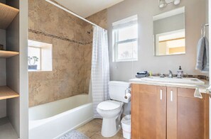 Hair dryer, towels, soap, toilet paper - Spacious Studio Apartment Minutes from Downtown, Private Parking  (Seattle)