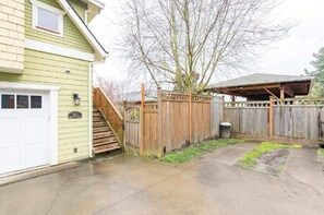 Exterior - Spacious Studio Apartment Minutes from Downtown, Private Parking  (Seattle)