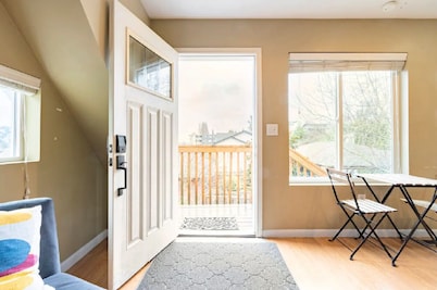 Spacious Studio Apartment Minutes from Downtown, Private Parking