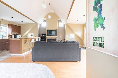 Tilava yksiö minuutin päässä keskustasta, yksityinen pysäköinti 