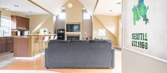 Spacious Studio Apartment Minutes from Downtown, Private Parking 