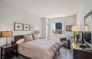 1 chambre, bureau, fer et planche à repasser, lit de bébé portatif