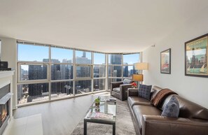 Televisión, chimenea y oficina 