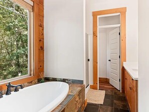 Badewanne, Haartrockner, Handtücher, Shampoo