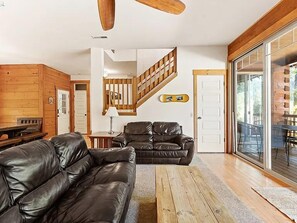 Fernseher, DVD-Player, Stereoanlage