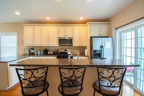 Fridge, microwave, oven, stovetop - WOW! ONE BLOCK TO BEACH!!! 3.5 BATHS!!!! Pets OK! GREAT RATES FOR FALL+WINTER!!! (Brigantine)