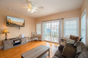 Smart TV, stereo - WOW! ONE BLOCK TO BEACH!!! 3.5 BATHS!!!! Pets OK! GREAT RATES FOR FALL+WINTER!!! (Brigantine)