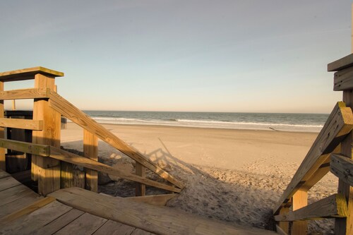 WOW! ONE BLOCK TO BEACH!!! 3.5 BATHS!!!! Pets OK! GREAT RATES FOR WINTER+SPRING!