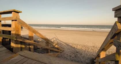 WOW! ONE BLOCK TO BEACH!!! 3.5 BATHS!!!! Pets OK! GREAT RATES FOR WINTER+SPRING!