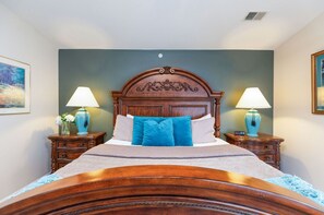 2 bedrooms, iron/ironing board, free WiFi, bed sheets - Cozy Retreat with Outdoor Pools & Golf Views at Holiday Hills Resort (Branson)