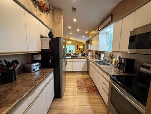 JÀÀkaappi, mikroaaltouuni, uuni, liesi