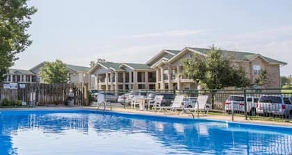 Hermoso y amplio condominio en Holiday Hills Resort (piscina cubierta y WiFi)