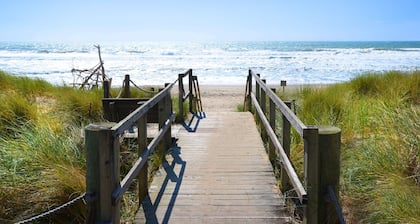 En la playa comodidad con gran vista, el espacio relajado y un armario de juguetes de playa