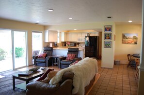 Smart TV, fireplace, ping pong, books - 5 bedroom, 4 bath house, private fenced pool, game room and large yard. (Springville)